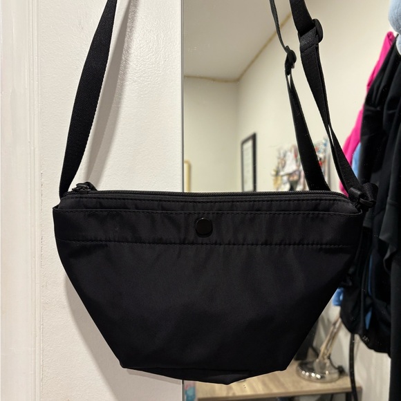 Uniqlo Black Belt Bag - Picture 2 of 8